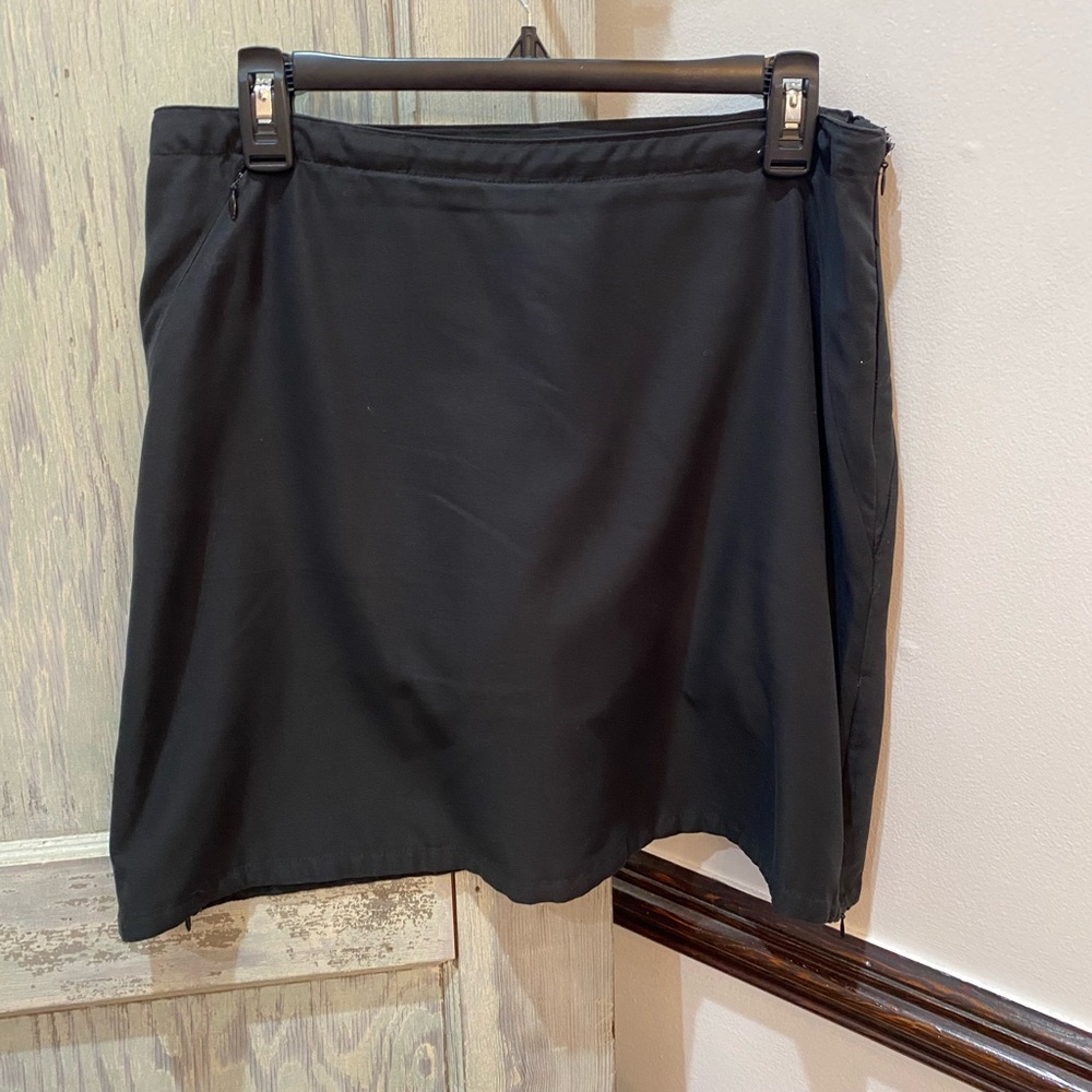 Patagonia athletic skirt black with side zippers Sz 8